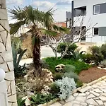 Cosy In With Mountain View, 35 M² Apartman Vir